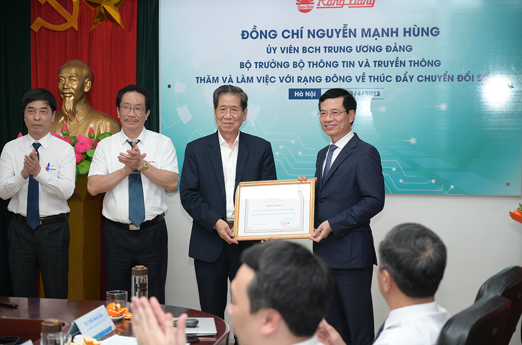 Đồng chí Nguyễn Mạnh Hùng - Ủy viên BCH Trung ương Đảng - Phó Chủ tịch Ủy ban Chuyển đổi số Quốc gia - Bộ trưởng Bộ Thông tin và Truyền thông trao tặng Bằng khen về thành tích xuất sắc trong thực hiện Chuyển đổi số giai đoạn 2020 – 2023 cho Công ty CP Bóng đèn Phích nước Rạng Đông.
