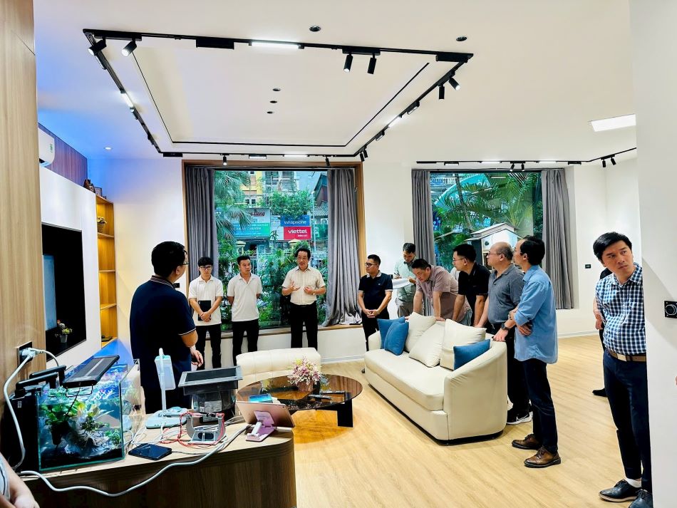 Rạng Đông giới thiệu mô hình ngôi nhà thông minh với khách tham quan Rạng Đông giới thiệu mô hình ngôi nhà thông minh với khách tham quan