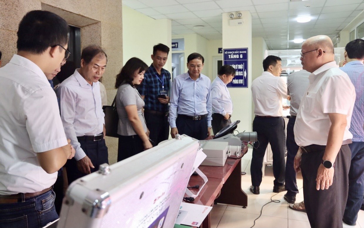Đại biểu thăm quan gian hàng trưng bày.