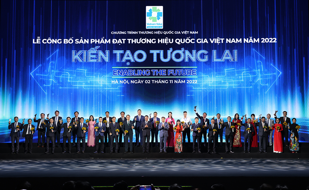 Các đơn vị đạt giải thưởng lên nhận thưởng tại buổi lễ.