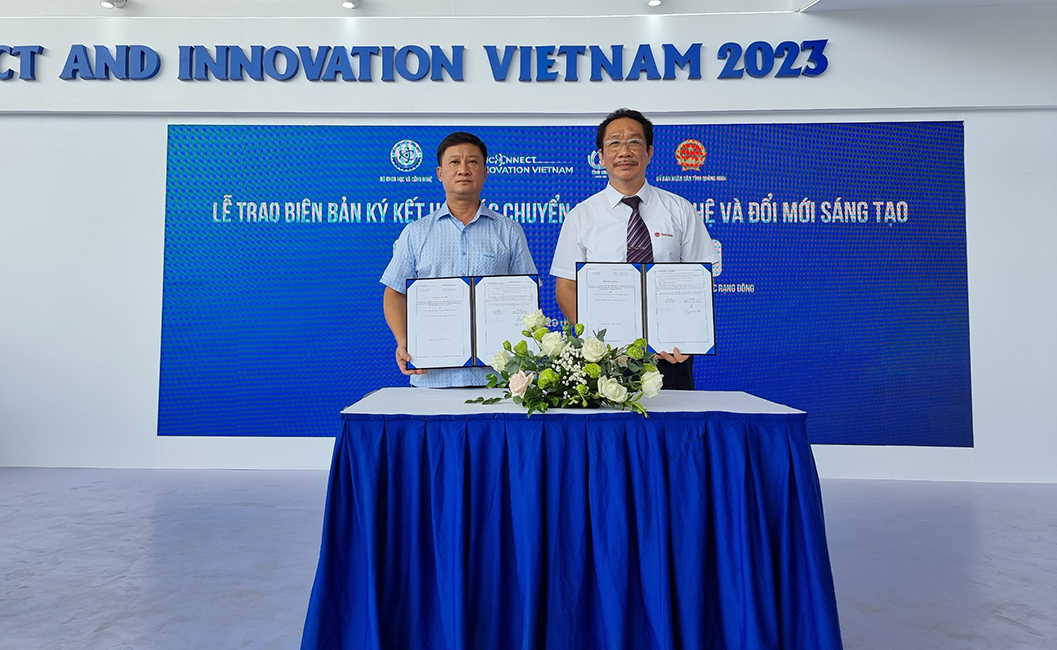 Phó Chủ tịch HĐQT, Phó TGĐ Nguyễn Đoàn Kết và ông Đỗ Huy Thông - Phó Chủ tịch UBND Huyện Cô Tô Đại diện 02 đơn vị ký kết hợp tác 