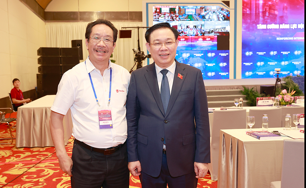 Ủy viên Bộ chính trị, Chủ tịch Quốc hội Vương Đình Huệ và Phó Chủ tịch HĐQT, Phó TGĐ Nguyễn Đoàn Kết chụp ảnh lưu niệm.
