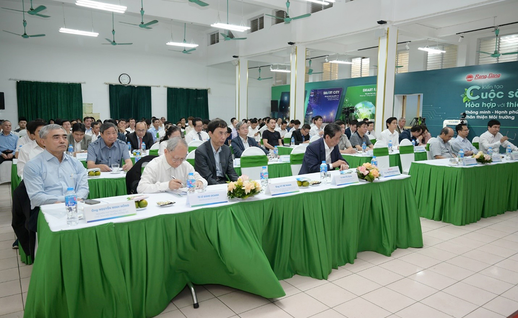 Các quan khách tới tham dự đại lễ và chúc mừng Rạng Đông