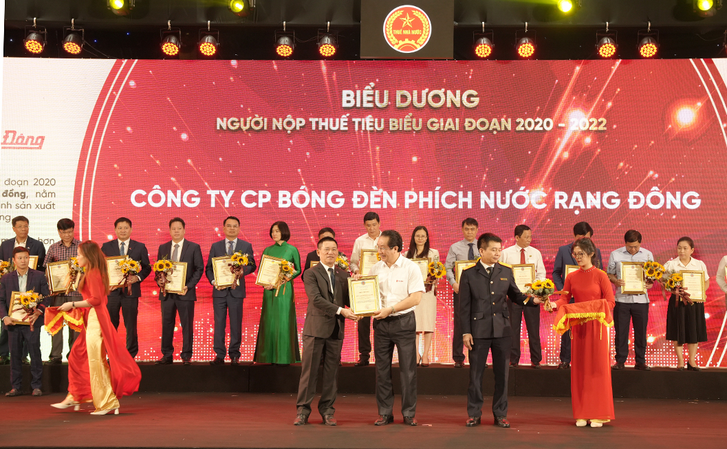Rạng Đông vinh dự được Bộ trưởng Bộ Tài chính Hồ Đức Phớc và Tổng cục trưởng Tổng cục Thuế Mai Xuân Thành trao Bằng khen DN nộp thuế tiêu biểu giai đoạn 2020-2022.