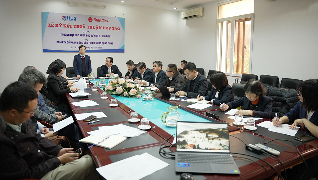 GS.TSKH Vũ Hoàng Linh, hiệu trưởng nhà trường chia sẻ tại buổi lễ
