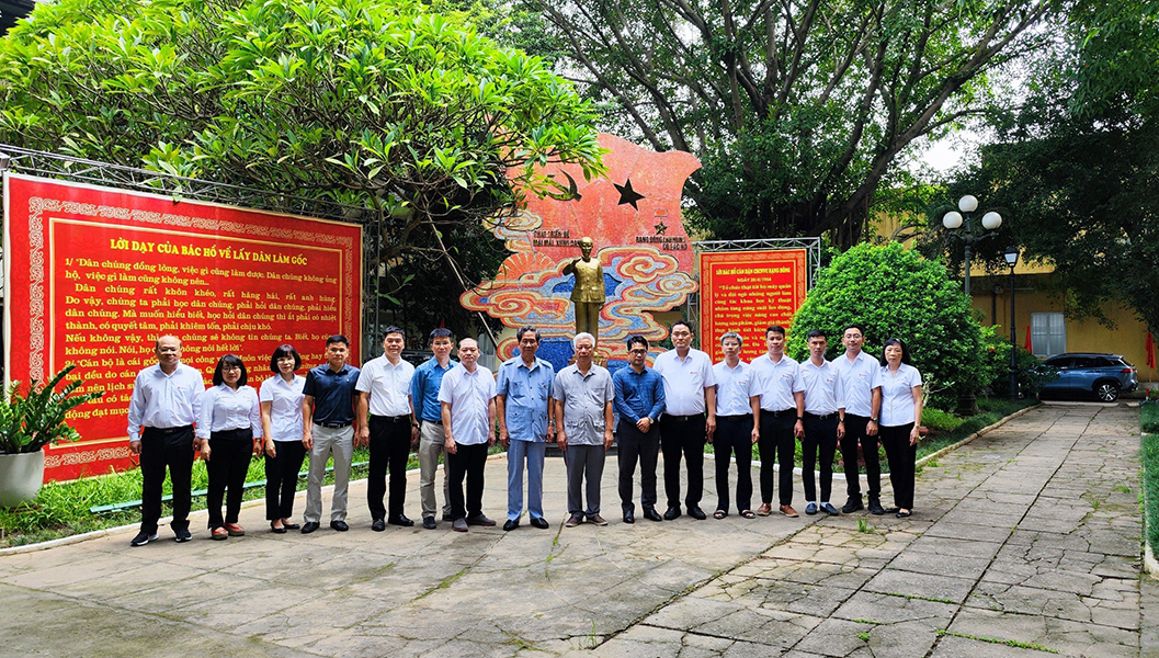 Ban Lãnh đạo Công ty Cổ phần Bóng đèn Phích nước Rạng Đông chụp ảnh lưu niệm cùng với Tổng Giám đốc, Tổng thư ký Tạp chí Kinh tế Việt Nam - Ông Đào Quang Bính