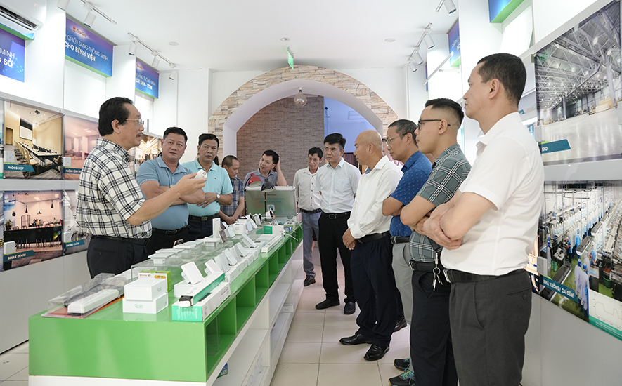 Các thành viên trong Hội HAMI nghe Phó TGĐ Nguyễn Đoàn Kết giới thiệu về Hệ sinh thái Sản phẩm/Dịch vụ -4.0