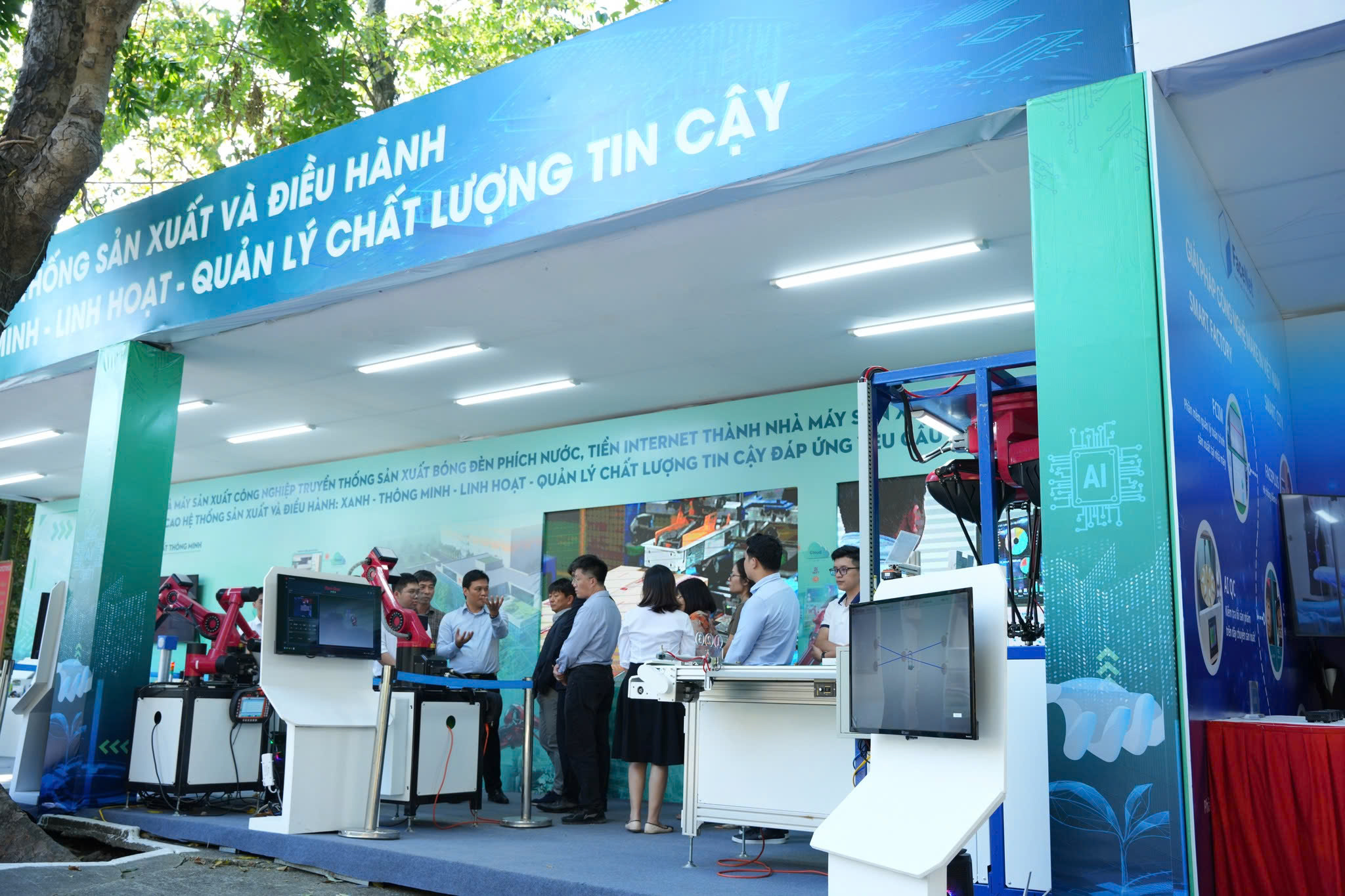 Đoàn khách hàng trải nghiệm tại gian trình diễn mô hình sản xuất Xanh - Thông minh linh hoạt - Quản lý chất lượng tin cậy và phát triển bền vững