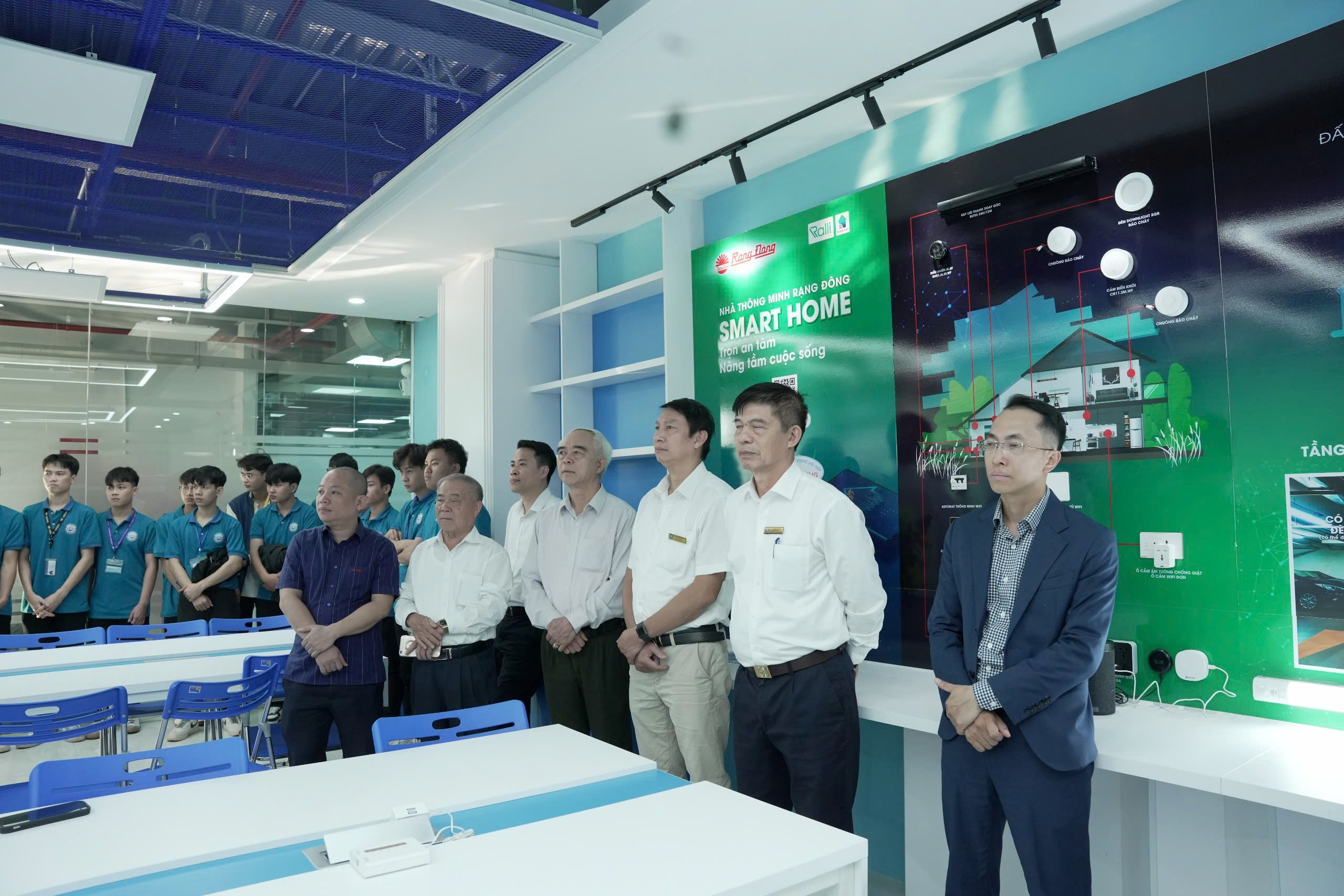 Phòng Thực hành Lab IoT - Rạng Đông được trang bị rất hiện đại