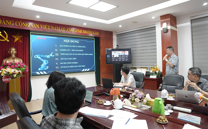 Đại diện nhóm báo cáo đề tài tại ngày hội Rang Dong Techday 9