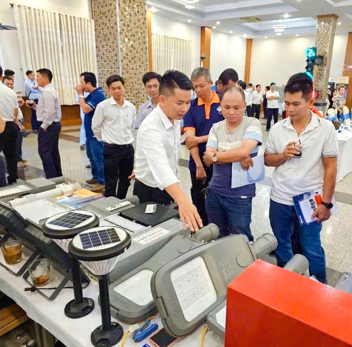 Giải pháp chiếu sáng năng lượng mặt trời của Rạng Đông được giới thiệu tới các quan khách tham gia sự kiện