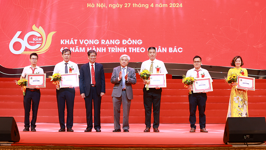Đại diện 05 đề tài lên nhận giải thưởng
