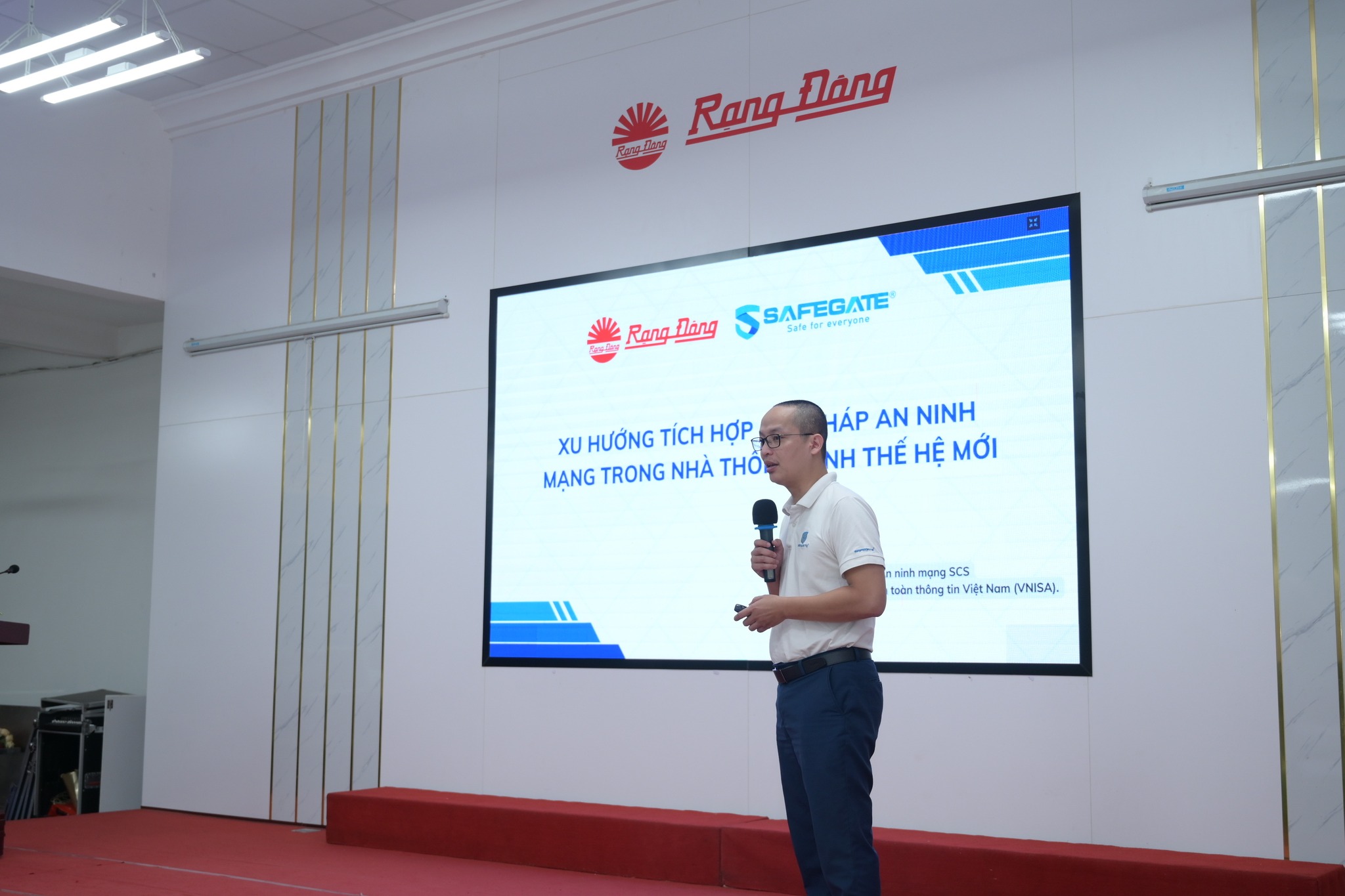 Ông Ngô Tuấn Anh - Tổng Giám đốc Công ty CP An ninh mạng SCS có bài trình bày về Xu hướng tích hợp an toàn thông tin trong giải pháp nhà thông minh thế hệ mới.