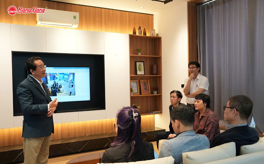 Đoàn trải nghiệm showroom Hệ sinh thái SP/DV 4.0 Rạng Đông