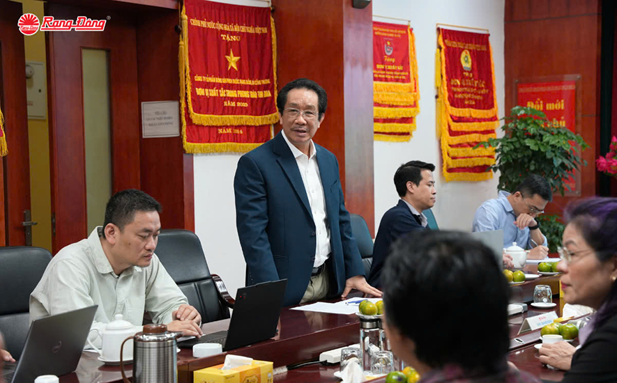 Đại diện Rạng Đông và Khoa Nội thất - Trường ĐH Kiến trúc Hà Nội trao đổi định hướng hợp tác, mở ra cơ hội kết nối giữa 2 bên
