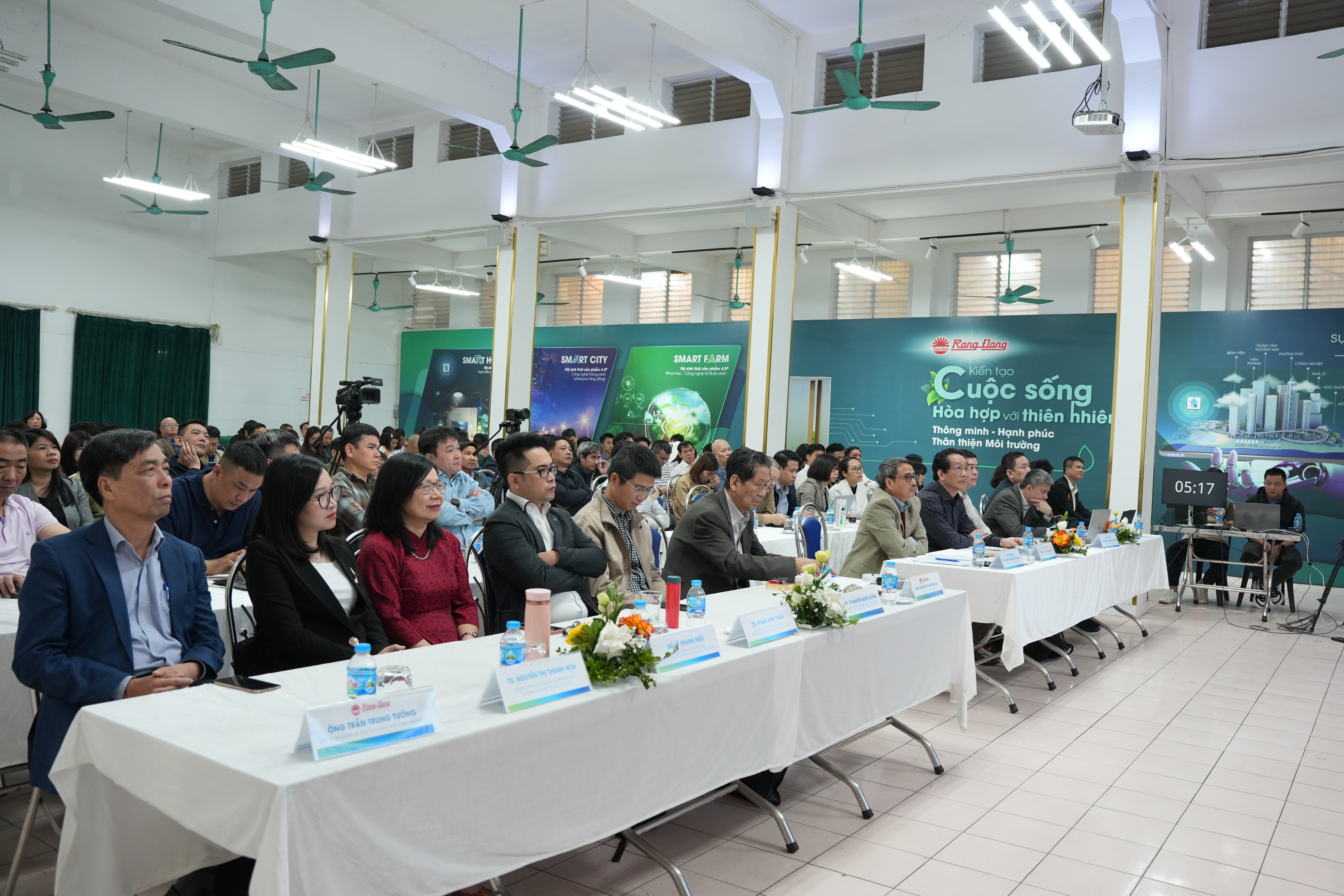 Ban lãnh đạo, các thầy cô chuyên gia và đông đảo CBCNV tham dự đầy đủ để cổ vũ các đội thi