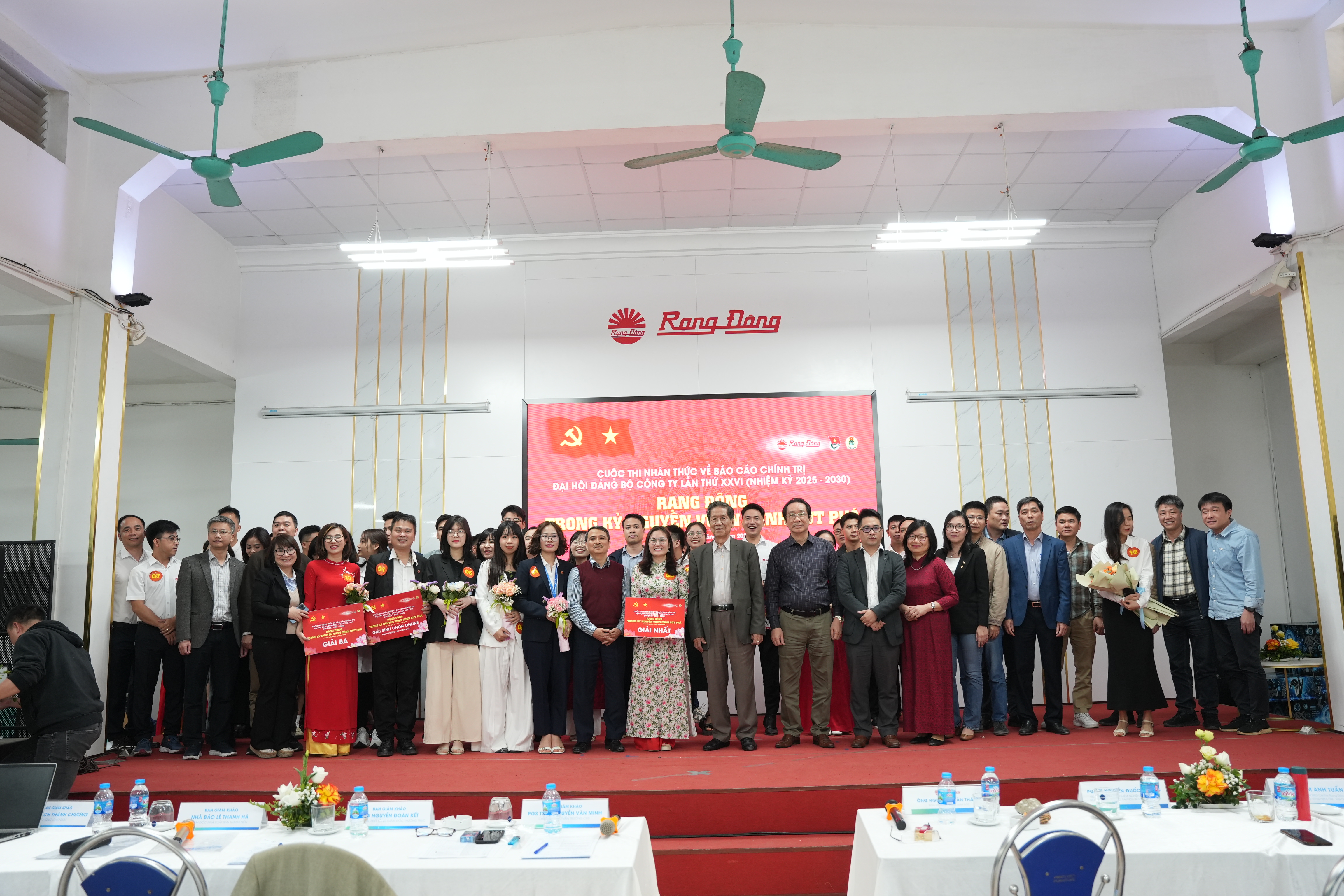 Ban lãnh đạo công ty, các thầy cô chuyên gia, Ban tổ chức và các thí sinh cùng chụp ảnh lưu niệm