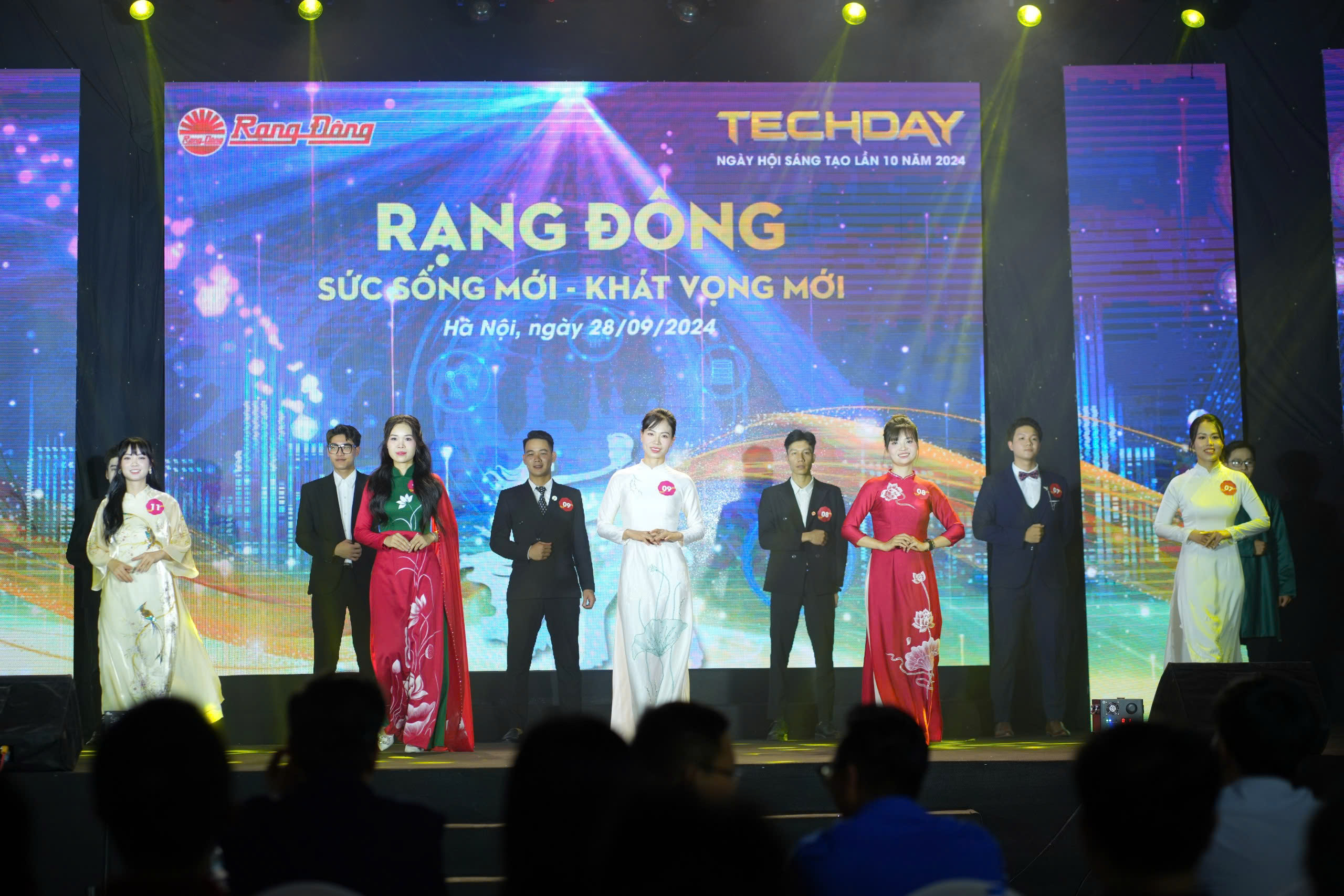 11 cặp đôi rực rỡ trên sân khấu với những bộ trang phục hoà quyện tinh tế giữa bản sắc cá nhân và sự sáng tạo