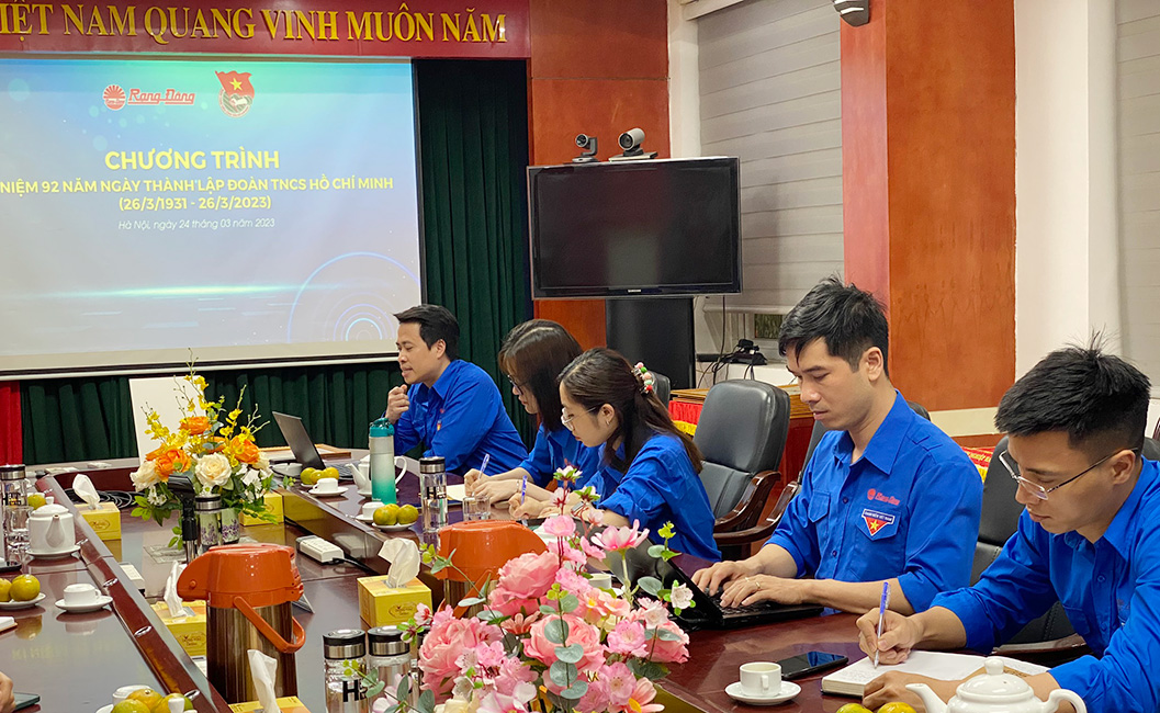 BCH Đoàn TNCS Rạng Đông trao tặng bằng khen cho 03 tập thể có hoạt động xuất sắc: Chi đoàn khối phòng ban cơ sở 1; Chi đoàn Xưởng LED, ĐT &TBCS; Chi đoàn Xưởng Phích nước Thủy tinh
