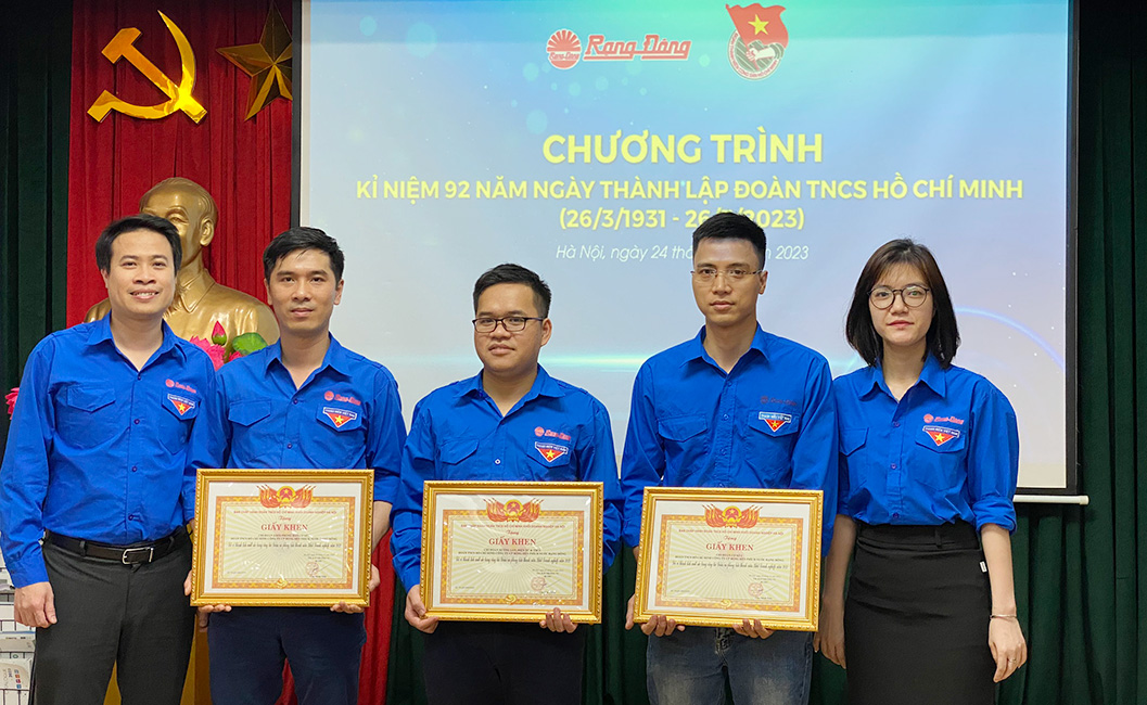 BCH Đoàn TNCS Rạng Đông trao tặng bằng khen cho 03 tập thể có hoạt động xuất sắc: Chi đoàn khối phòng ban cơ sở 1; Chi đoàn Xưởng LED, ĐT &TBCS; Chi đoàn Xưởng Phích nước Thủy tinh