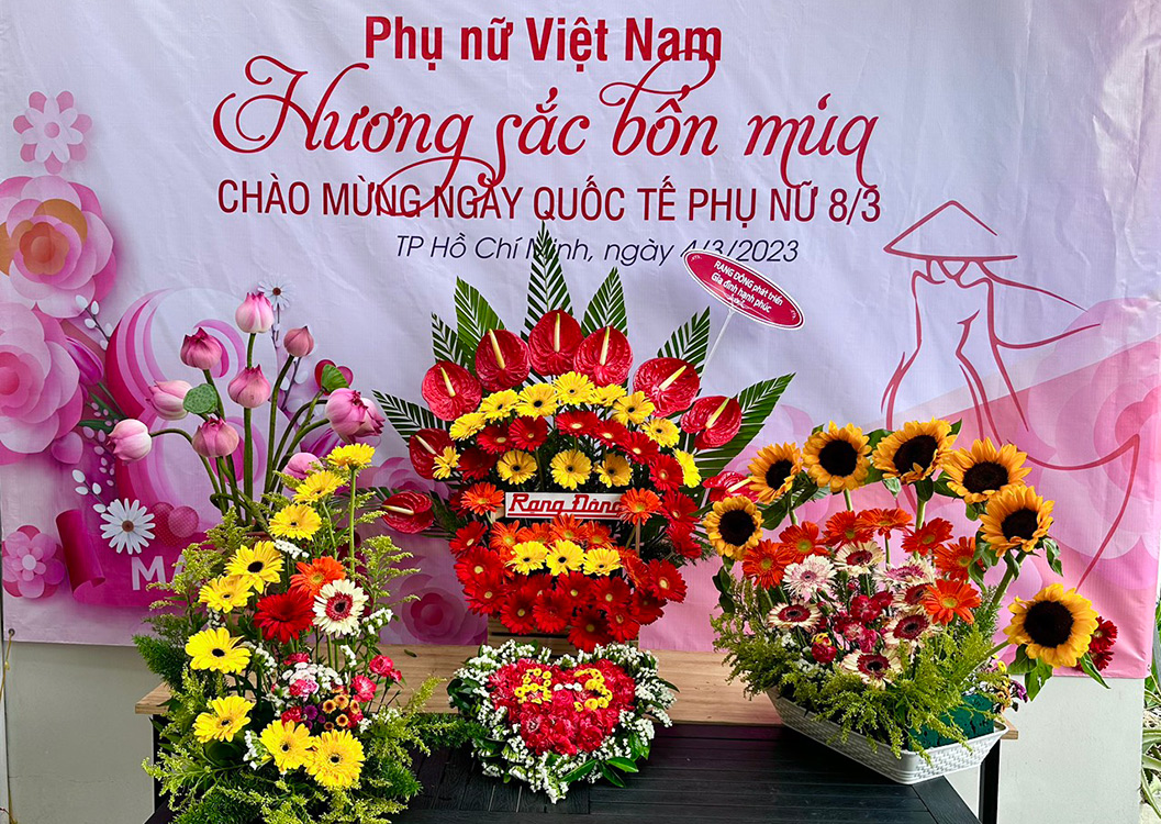Tác phẩm: Rạng Đông phát triển – Gia đình hạnh phúc