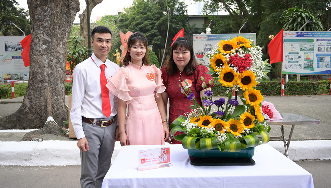 Tác phẩm: Lẵng hoa chào mừng ngày 8/3