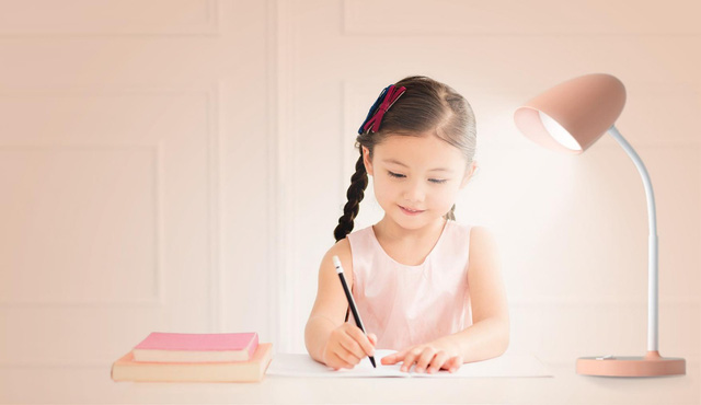 Vì sao cần bố trí đúng ánh sáng nền khi sử dụng đèn bàn?