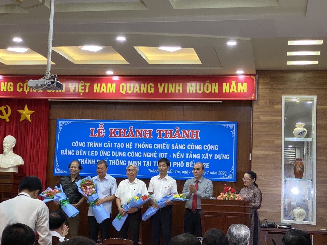 Thành phố Bến Tre khánh thành công trình chiếu sáng công cộng bằng đèn Led ứng dụng công nghệ IoT của Rạng Đông