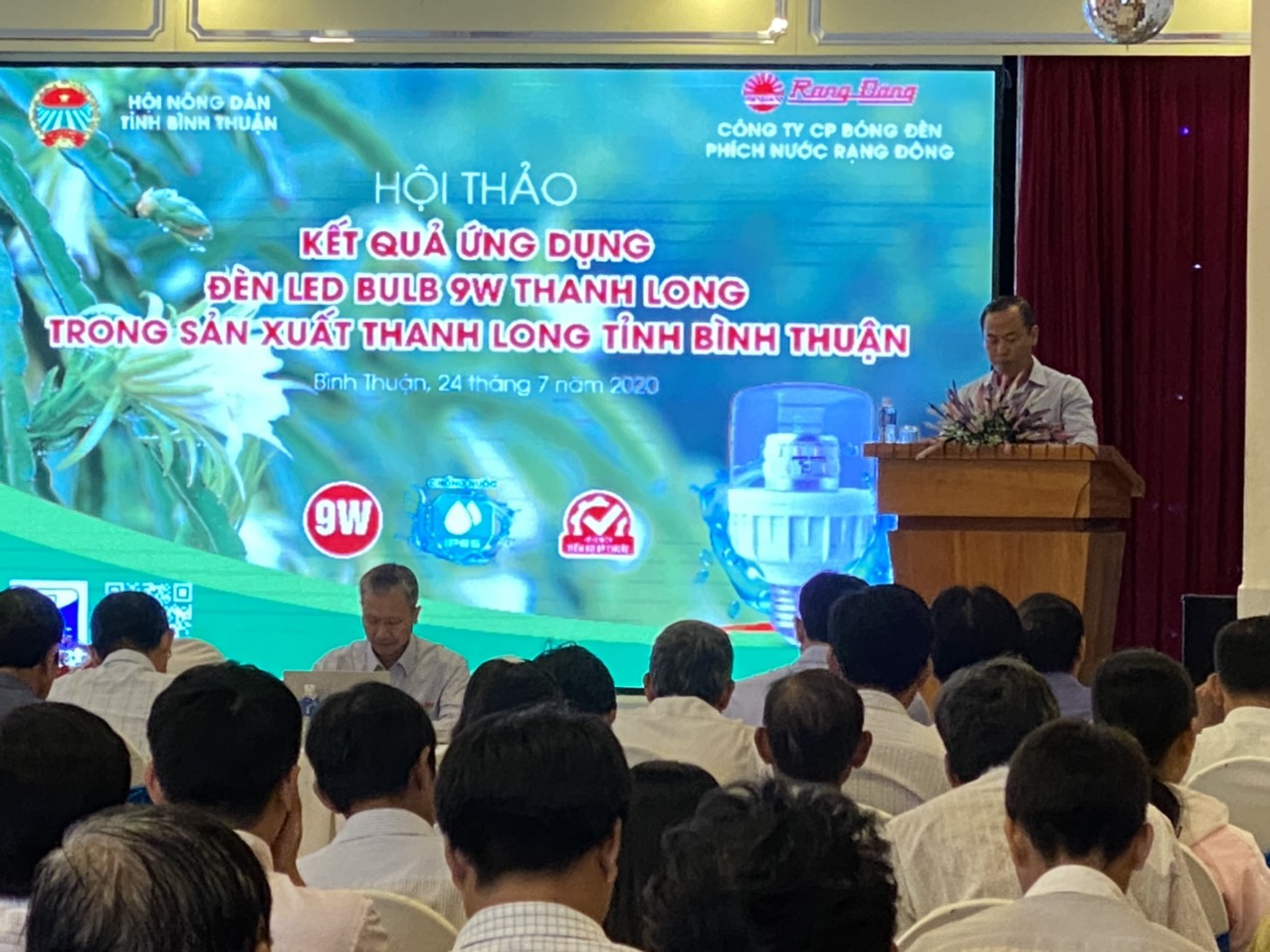 Ứng dụng đèn Led chuyên dụng của Rạng Đông trong sản xuất thanh long