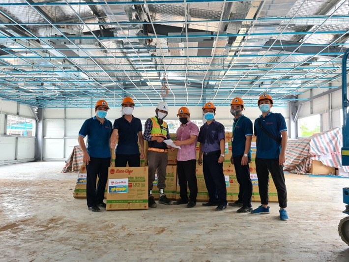 Rạng Đông bàn giao thiết bị chiếu sáng đến Bệnh viện Dã chiến Hoàng Mai