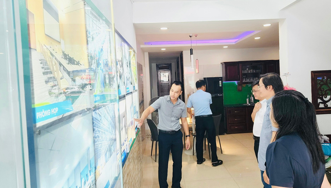 Giảng viên Khoa điện, Trường Đại học Bách khoa - Đại học Đà nẵng trải nghiệm nhà thông minh Rạng Đông