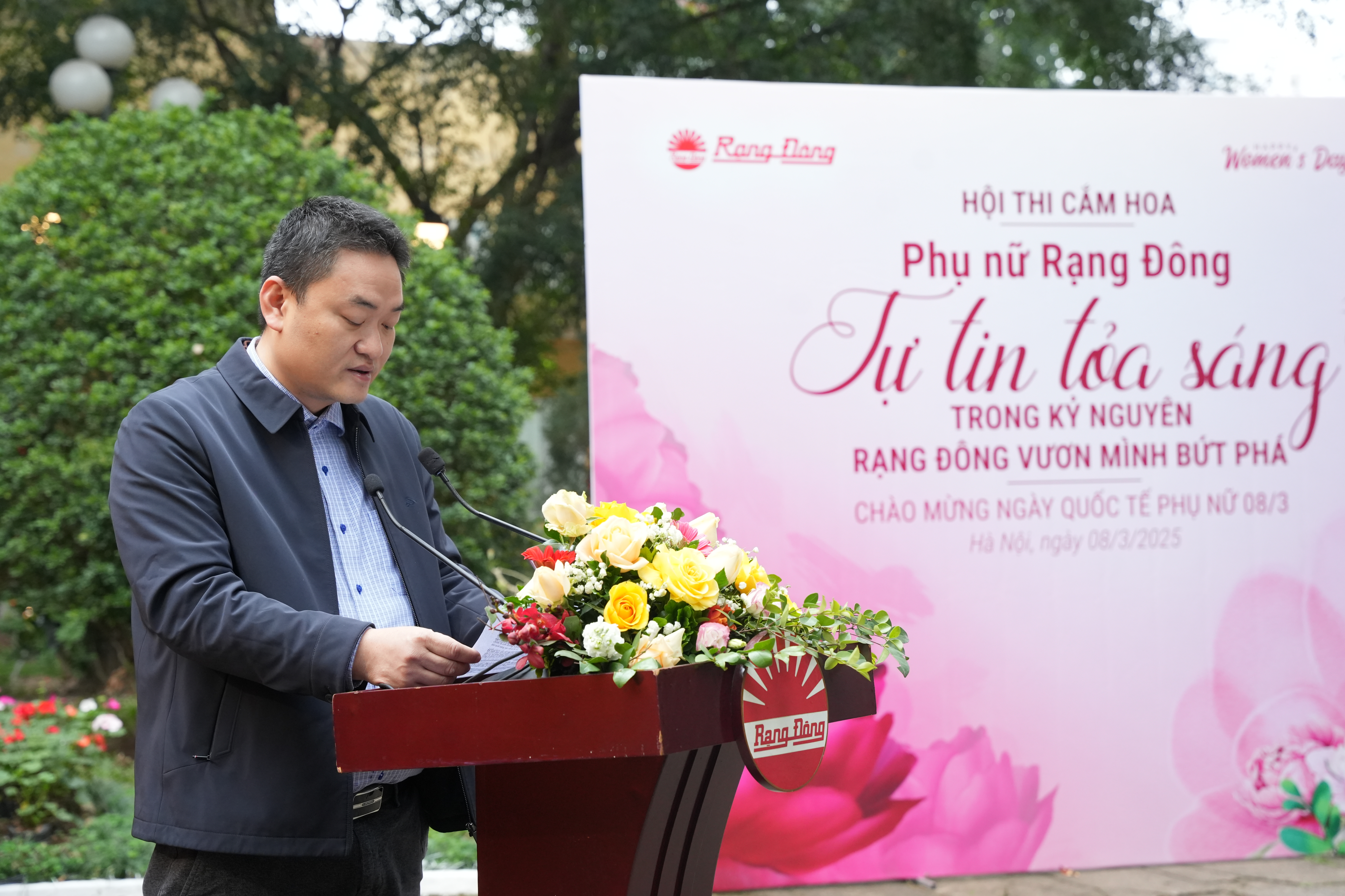 Hội thi cắm hoa 8/3 “Phụ nữ Rạng Đông tự tin tỏa sáng trong Kỷ nguyên Rạng Đông vươn mình bứt phá”