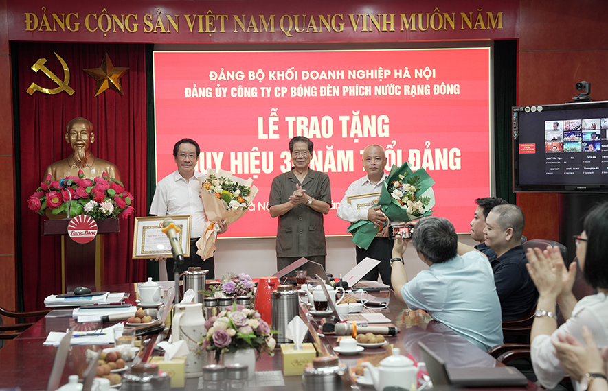 Lễ trao tặng huy hiệu 30 năm tuổi Đảng
