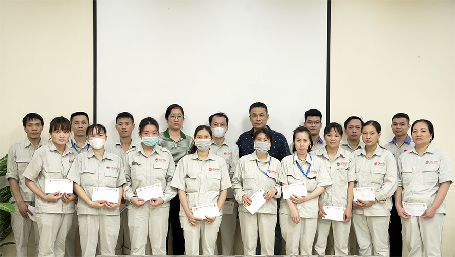 Công đoàn Công thương Việt Nam & Công đoàn Công ty trao quà cho người lao động có hoàn cảnh khó khăn