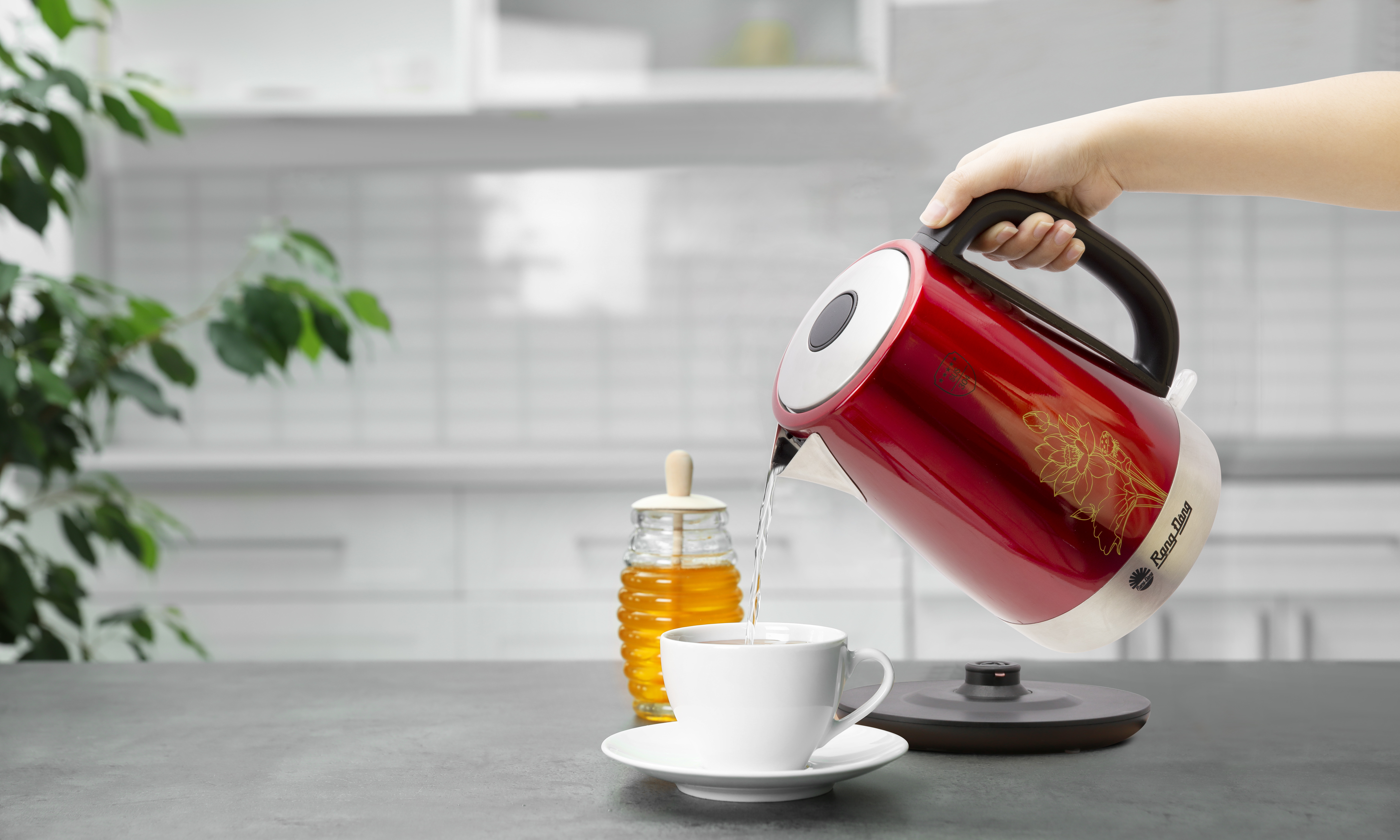 Tại sao chúng ta cần phải uống nước thường xuyên mỗi ngày?